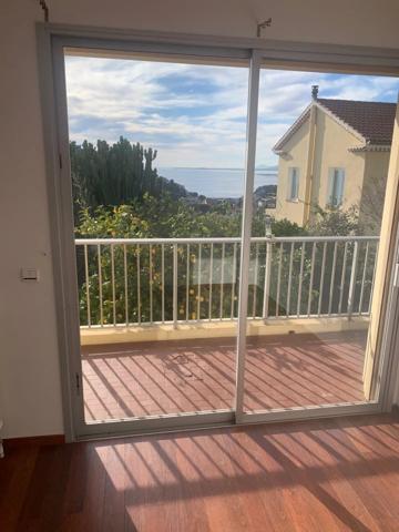 Vente                                                      Appartement
                        
                     4 pièces                      118 m2                     à Villefranche-sur-Mer