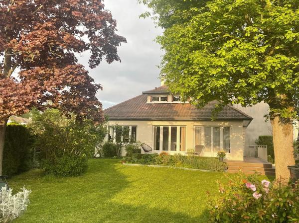 Saclay (91400) Maison individuelle avec du charme - Vie de plain pied possible - Val d'Albian - Espace de vie de 56m2 - 5 ch