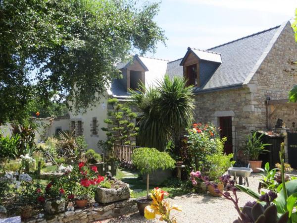 Kervignac (56700) Maison en pierre récente avec suites parentales et jardin clos
