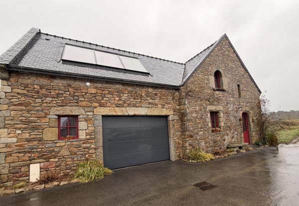 Kervignac (56700) Maison en pierre récente avec suites parentales et jardin clos
