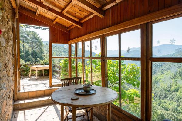 07140 : Maison pierre sur 12 ha avec vue exceptionelle