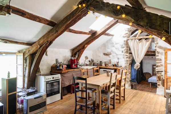 07140 : Maison pierre sur 12 ha avec vue exceptionelle