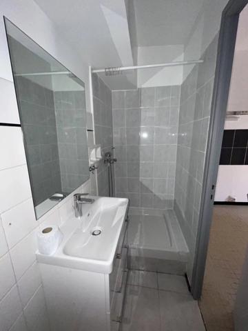 Vente                                                      Appartement
                        
                     1 pièces                      24 m2                     à Lodève