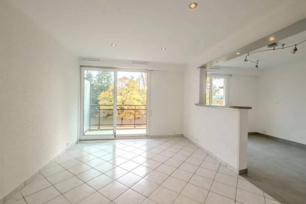 T4 Traversant avec balcon, ascenseur et parking