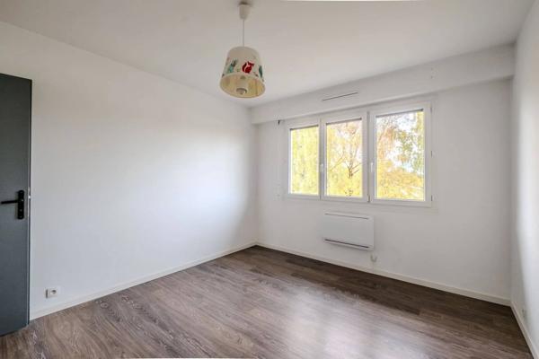 T4 Traversant avec balcon, ascenseur et parking