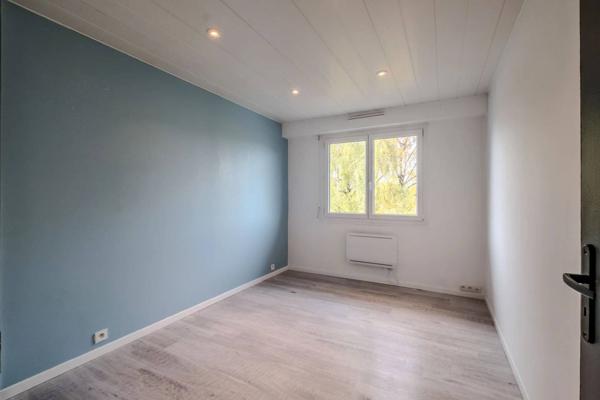 T4 Traversant avec balcon, ascenseur et parking