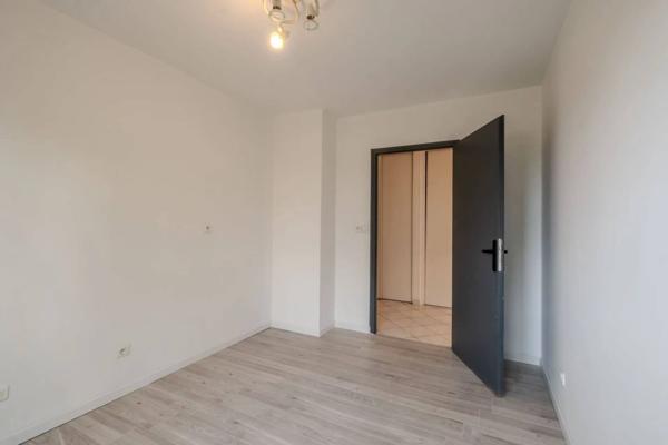 T4 Traversant avec balcon, ascenseur et parking