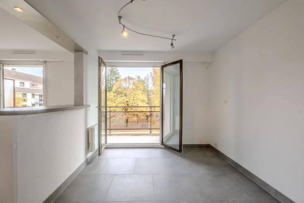 T4 Traversant avec balcon, ascenseur et parking