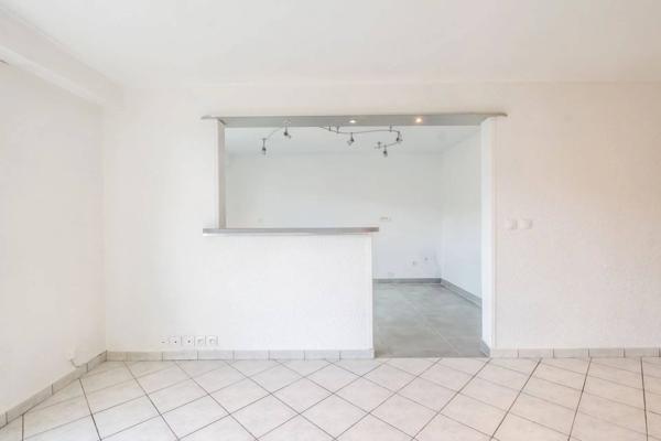 T4 Traversant avec balcon, ascenseur et parking