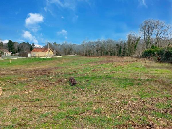A Carsac joli terrain plat viabilisé de 1942m²