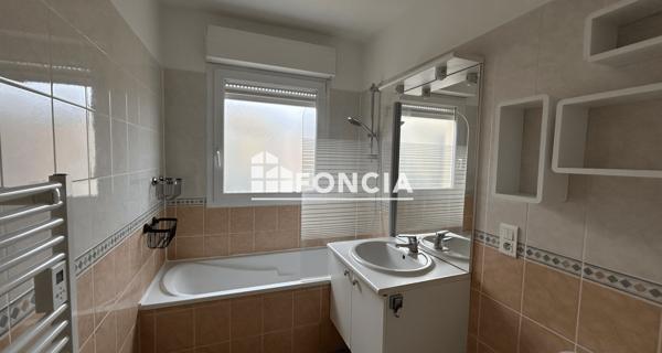 Location Appartement 5 pièces 100.78 m² - Clermont-ferrand 63000