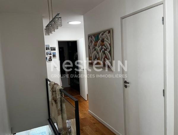 Maison contemporaine familiale entièrement rénovée .