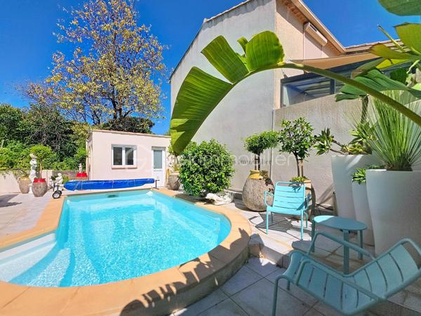 Vous revez de poser vos valises dans une demeure atypique, au sein d'un intérieur singulier, chaleureux et élégant ?

À Six-Fours-les-Plages, à proximité des plages, découvrez un bien aux volumes généreux et aux prestations soignées.

À seulement quelques minutes de la plage de Bonnegrâce et des commerces, je vous invite à découvrir cette agréable propriété de 152,74 m² Carrez, offrant de beaux volumes, une organisation fonctionnelle et un extérieur pensé pour profiter pleinement des beaux jours.

Dès l’entrée, vous serez séduits par une vaste pièce de vie de plus de 65 m², lumineuse grace à ses puits de lumières et conviviale.
Réunissant salon, salle à manger et espace billard,  de nombreux éléments architecturaux lui confèrent une véritable personnalité.
Ce niveau propose également une chambre parentale avec salle d’eau et son WC; sa cuisine séparée , et une grande buanderie fonctionnelle!!

L’espace nuit offre à l'étage trois chambres, un espace dressing et une grande salle de bains équipée d’une baignoire et d’une douche, ainsi qu’un second WC indépendant.

À l’extérieur, à l'abri des regards, tout est réuni pour profiter pleinement des moments en famille ou entre amis : une agréable terrasse avec sa cuisine d'été parfaitement équipée , une piscine traditionnelle au sel et son local technique , une dépendance isolée et électrifiée. 

Un véritable espace de vie supplémentaire dès les beaux jours.

Côté confort, le bien bénéficie de prestations particulièrement appréciables au quotidien: 
- double vitrage, 
- climatisation réversible 
- huisseries récentes en aluminium avec voltes roulants electriques

Un garage offrant de nombreuses possibilités, ainsi que deux stationnements viennent compléter l’ensemble.

Un bien facile à entretenir, aux volumes généreux et idéalement situé, permettant de profiter à la fois de la proximité des plages, des commerces et des principaux axes routiers.

Une visite vous permettra de découvrir tout le potentiel et le charme de ce bien.

  Chers confrères , je suis toujours heureuse de pouvoir faire visiter vos clients, alors n'hésitez pas à me contacter !!