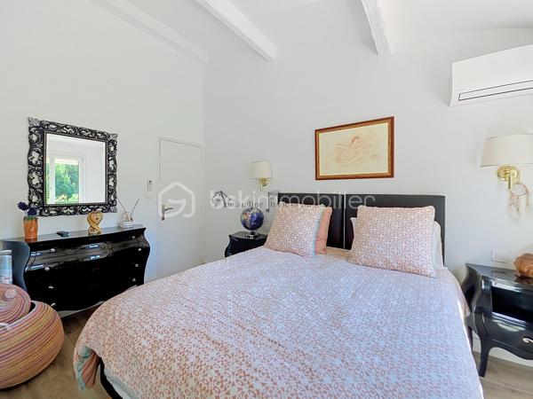 Vous revez de poser vos valises dans une demeure atypique, au sein d'un intérieur singulier, chaleureux et élégant ?

À Six-Fours-les-Plages, à proximité des plages, découvrez un bien aux volumes généreux et aux prestations soignées.

À seulement quelques minutes de la plage de Bonnegrâce et des commerces, je vous invite à découvrir cette agréable propriété de 152,74 m² Carrez, offrant de beaux volumes, une organisation fonctionnelle et un extérieur pensé pour profiter pleinement des beaux jours.

Dès l’entrée, vous serez séduits par une vaste pièce de vie de plus de 65 m², lumineuse grace à ses puits de lumières et conviviale.
Réunissant salon, salle à manger et espace billard,  de nombreux éléments architecturaux lui confèrent une véritable personnalité.
Ce niveau propose également une chambre parentale avec salle d’eau et son WC; sa cuisine séparée , et une grande buanderie fonctionnelle!!

L’espace nuit offre à l'étage trois chambres, un espace dressing et une grande salle de bains équipée d’une baignoire et d’une douche, ainsi qu’un second WC indépendant.

À l’extérieur, à l'abri des regards, tout est réuni pour profiter pleinement des moments en famille ou entre amis : une agréable terrasse avec sa cuisine d'été parfaitement équipée , une piscine traditionnelle au sel et son local technique , une dépendance isolée et électrifiée. 

Un véritable espace de vie supplémentaire dès les beaux jours.

Côté confort, le bien bénéficie de prestations particulièrement appréciables au quotidien: 
- double vitrage, 
- climatisation réversible 
- huisseries récentes en aluminium avec voltes roulants electriques

Un garage offrant de nombreuses possibilités, ainsi que deux stationnements viennent compléter l’ensemble.

Un bien facile à entretenir, aux volumes généreux et idéalement situé, permettant de profiter à la fois de la proximité des plages, des commerces et des principaux axes routiers.

Une visite vous permettra de découvrir tout le potentiel et le charme de ce bien.

  Chers confrères , je suis toujours heureuse de pouvoir faire visiter vos clients, alors n'hésitez pas à me contacter !!
