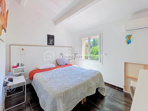 Vous revez de poser vos valises dans une demeure atypique, au sein d'un intérieur singulier, chaleureux et élégant ?

À Six-Fours-les-Plages, à proximité des plages, découvrez un bien aux volumes généreux et aux prestations soignées.

À seulement quelques minutes de la plage de Bonnegrâce et des commerces, je vous invite à découvrir cette agréable propriété de 152,74 m² Carrez, offrant de beaux volumes, une organisation fonctionnelle et un extérieur pensé pour profiter pleinement des beaux jours.

Dès l’entrée, vous serez séduits par une vaste pièce de vie de plus de 65 m², lumineuse grace à ses puits de lumières et conviviale.
Réunissant salon, salle à manger et espace billard,  de nombreux éléments architecturaux lui confèrent une véritable personnalité.
Ce niveau propose également une chambre parentale avec salle d’eau et son WC; sa cuisine séparée , et une grande buanderie fonctionnelle!!

L’espace nuit offre à l'étage trois chambres, un espace dressing et une grande salle de bains équipée d’une baignoire et d’une douche, ainsi qu’un second WC indépendant.

À l’extérieur, à l'abri des regards, tout est réuni pour profiter pleinement des moments en famille ou entre amis : une agréable terrasse avec sa cuisine d'été parfaitement équipée , une piscine traditionnelle au sel et son local technique , une dépendance isolée et électrifiée. 

Un véritable espace de vie supplémentaire dès les beaux jours.

Côté confort, le bien bénéficie de prestations particulièrement appréciables au quotidien: 
- double vitrage, 
- climatisation réversible 
- huisseries récentes en aluminium avec voltes roulants electriques

Un garage offrant de nombreuses possibilités, ainsi que deux stationnements viennent compléter l’ensemble.

Un bien facile à entretenir, aux volumes généreux et idéalement situé, permettant de profiter à la fois de la proximité des plages, des commerces et des principaux axes routiers.

Une visite vous permettra de découvrir tout le potentiel et le charme de ce bien.

  Chers confrères , je suis toujours heureuse de pouvoir faire visiter vos clients, alors n'hésitez pas à me contacter !!