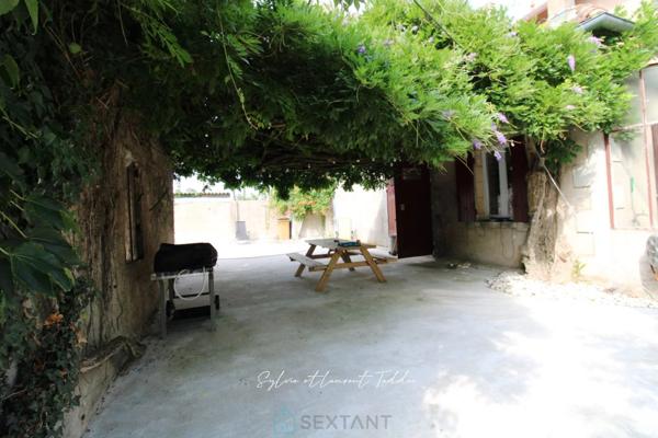 MAISON BOURGEOISE EN PIERRE RENOVEE AVEC PISCINE, DEPENDANCES ET PLUS DE 3,6 HECTARES DE TERRAIN
