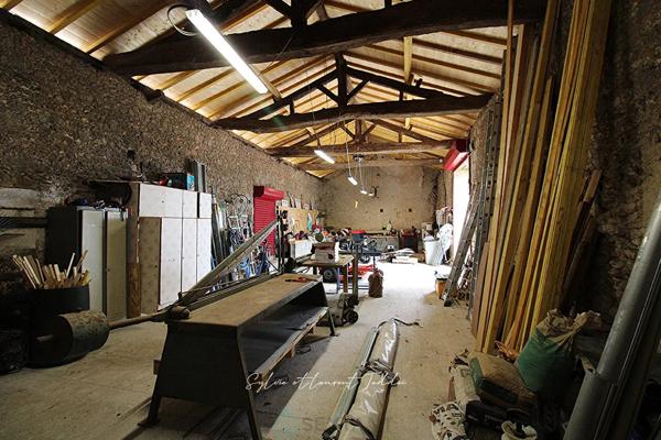MAISON BOURGEOISE EN PIERRE RENOVEE AVEC PISCINE, DEPENDANCES ET PLUS DE 3,6 HECTARES DE TERRAIN