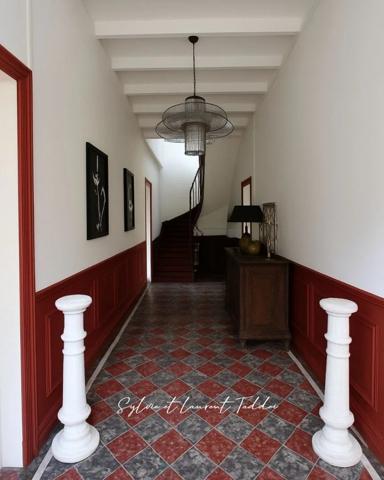 MAISON BOURGEOISE EN PIERRE RENOVEE AVEC PISCINE, DEPENDANCES ET PLUS DE 3,6 HECTARES DE TERRAIN