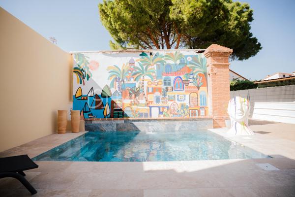 Bages (66) – Ancienne grange réinventée, volumes d’exception, piscine balinaise et grand garage

Au cœur de Bages, cette ancienne grange en pierre a fait l’objet d’une rénovation complète pour devenir une maison de caractère d’environ 250 m². Pierre apparente, briques et charpente en bois dialoguent avec des aménagements contemporains et des matériaux soigneusement choisis.

La pièce de vie constitue le cœur de la maison : 96 m² ouverts sur une hauteur sous plafond culminant à 8,50 mètres. Les grandes ouvertures et l’exposition Ouest donnent toute leur dimension à ces volumes remarquables. Salon, salle à manger et cuisine s’y organisent naturellement, offrant autant d’espace pour recevoir que pour partager le quotidien.

La cuisine, avec son îlot central, associe les tons chaleureux du bois à une crédence d’un vert profond. L’escalier et la mezzanine dessinent les perspectives de cet intérieur singulier, où le charme de l’ancien accompagne une rénovation résolument actuelle.

Côté nuit, la maison accueille cinq chambres, dont une suite parentale de 32m2 avec dressing et salle d’eau privative. Une grande salle de bains, un bureau et la mezzanine complètent l’ensemble, pour répondre aux besoins d’une famille comme au plaisir de recevoir.

À l’extérieur, la terrasse prolonge les espaces de vie dans une ambiance intime, sans vis-à-vis. Piscine balinaise, cuisine d’été et salon à l’ombre des voiles composent un cadre propice aux repas partagés et aux moments de détente. La propriété s’étend sur une parcelle de 594 m²

La climatisation gainable assure le chauffage et le rafraîchissement de l’habitation. Autre atout particulièrement appréciable : un garage d’environ 90 m², doté d’une belle hauteur sous plafond, d’une douche et d’un WC, offrant de nombreuses possibilités de stationnement et de rangement.

À proximité des commerces, des écoles et des services du village, cette maison conjugue une adresse pratique à Bages et un lieu de vie à forte personnalité, à quelques kilomètres de Perpignan.

En complément, possibilité d’acquérir un bâtiment de stockage composé de box, proposé séparément, pour un projet locatif ou des besoins d’espace supplémentaires. Renseignements sur demande.

Pour découvrir cette maison et apprécier pleinement ses volumes, contactez Patrick Martens au 06 44 07 22 82 BSK Immobilier.