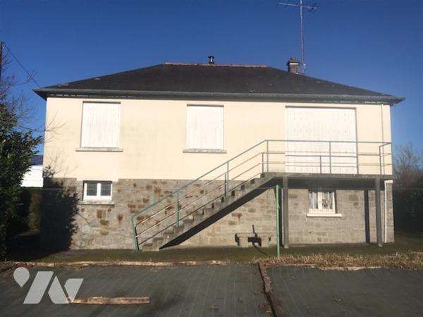 maison comprenant cuisine, salle, salon avec balcon, 2 chbres, SDE et WC. SS garage atelier. Terrain