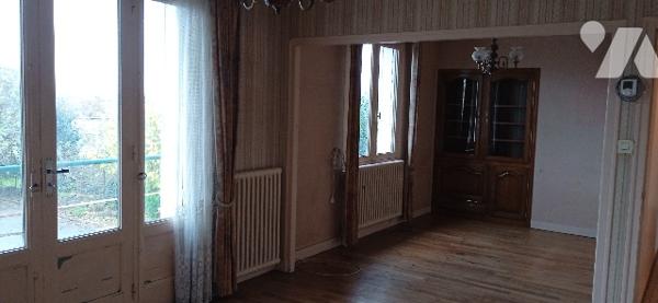 maison comprenant cuisine, salle, salon avec balcon, 2 chbres, SDE et WC. SS garage atelier. Terrain