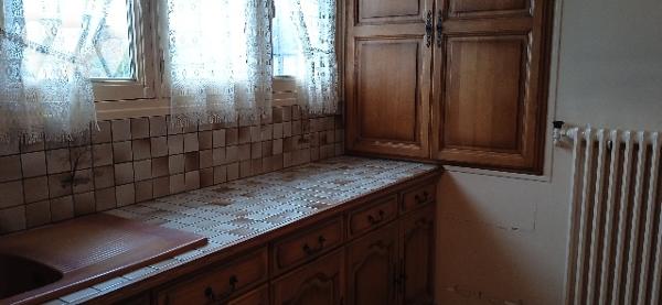 maison comprenant cuisine, salle, salon avec balcon, 2 chbres, SDE et WC. SS garage atelier. Terrain