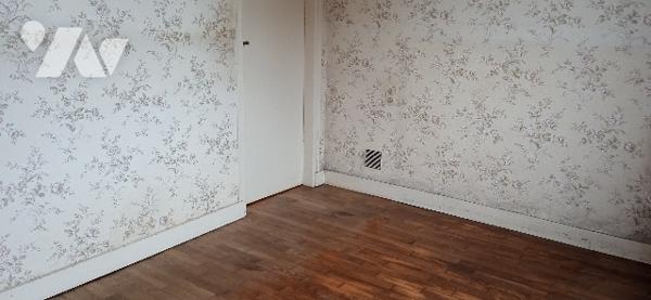 maison comprenant cuisine, salle, salon avec balcon, 2 chbres, SDE et WC. SS garage atelier. Terrain