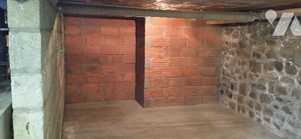 maison comprenant cuisine, salle, salon avec balcon, 2 chbres, SDE et WC. SS garage atelier. Terrain