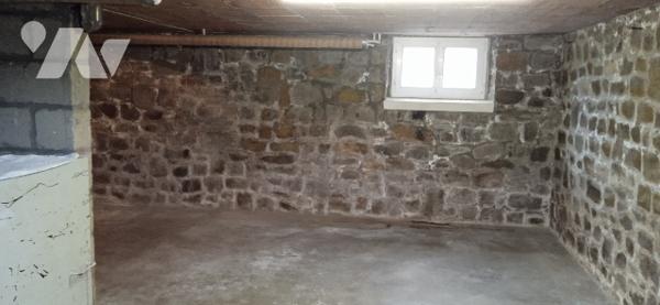 maison comprenant cuisine, salle, salon avec balcon, 2 chbres, SDE et WC. SS garage atelier. Terrain