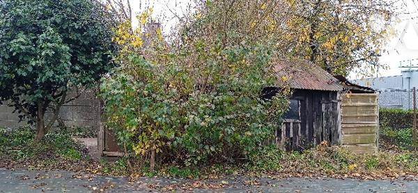 maison comprenant cuisine, salle, salon avec balcon, 2 chbres, SDE et WC. SS garage atelier. Terrain