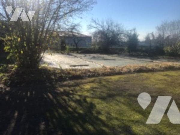 maison comprenant cuisine, salle, salon avec balcon, 2 chbres, SDE et WC. SS garage atelier. Terrain