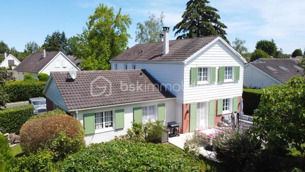 Exclusivité
Au sein du quartier Levitt, belle maison soignée modèle "Chatelet" offrant : 
spacieuse entrée donnant sur une magnifique pièce de vie transformée, avec poêle et offrant 70 m2 de surface (séjour + cuisine équipée ouverte), chambre en rdc avec rangements, salle d'eau, wc, cellier.
Étage : dégagement avec placard donnant accès à 3 jolies chambres avec rangements, salle de bains avec wc, spacieuse suite parentale avec double rangement et donnant accès à une nouvelle salle d'eau avec wc.
Garage motorisé + atelier derrière.
Vaste terrasse carrelée à l’arrière et sur un coté de la maison afin de profiter en fonction de vos envies.
Terrain de 830 m2 parfaitement exposé avec abris de jardin.
Fenêtres PVC double vitrage, volets alu, porte garage changée, tableau et installation électriques refaits, radiateurs changés, fibre optique, ...
Une maison entretenue alliant volume, clarté et confort au quotidien, parfaitement adaptée à une famille avec enfants.