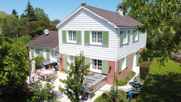 Exclusivité
Au sein du quartier Levitt, belle maison soignée modèle "Chatelet" offrant : 
spacieuse entrée donnant sur une magnifique pièce de vie transformée, avec poêle et offrant 70 m2 de surface (séjour + cuisine équipée ouverte), chambre en rdc avec rangements, salle d'eau, wc, cellier.
Étage : dégagement avec placard donnant accès à 3 jolies chambres avec rangements, salle de bains avec wc, spacieuse suite parentale avec double rangement et donnant accès à une nouvelle salle d'eau avec wc.
Garage motorisé + atelier derrière.
Vaste terrasse carrelée à l’arrière et sur un coté de la maison afin de profiter en fonction de vos envies.
Terrain de 830 m2 parfaitement exposé avec abris de jardin.
Fenêtres PVC double vitrage, volets alu, porte garage changée, tableau et installation électriques refaits, radiateurs changés, fibre optique, ...
Une maison entretenue alliant volume, clarté et confort au quotidien, parfaitement adaptée à une famille avec enfants.