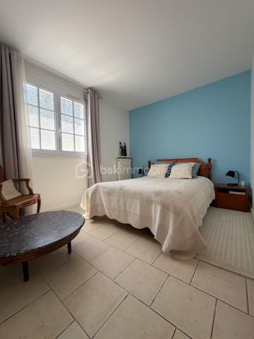 Exclusivité
Au sein du quartier Levitt, belle maison soignée modèle "Chatelet" offrant : 
spacieuse entrée donnant sur une magnifique pièce de vie transformée, avec poêle et offrant 70 m2 de surface (séjour + cuisine équipée ouverte), chambre en rdc avec rangements, salle d'eau, wc, cellier.
Étage : dégagement avec placard donnant accès à 3 jolies chambres avec rangements, salle de bains avec wc, spacieuse suite parentale avec double rangement et donnant accès à une nouvelle salle d'eau avec wc.
Garage motorisé + atelier derrière.
Vaste terrasse carrelée à l’arrière et sur un coté de la maison afin de profiter en fonction de vos envies.
Terrain de 830 m2 parfaitement exposé avec abris de jardin.
Fenêtres PVC double vitrage, volets alu, porte garage changée, tableau et installation électriques refaits, radiateurs changés, fibre optique, ...
Une maison entretenue alliant volume, clarté et confort au quotidien, parfaitement adaptée à une famille avec enfants.