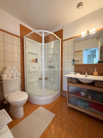 Exclusivité
Au sein du quartier Levitt, belle maison soignée modèle "Chatelet" offrant : 
spacieuse entrée donnant sur une magnifique pièce de vie transformée, avec poêle et offrant 70 m2 de surface (séjour + cuisine équipée ouverte), chambre en rdc avec rangements, salle d'eau, wc, cellier.
Étage : dégagement avec placard donnant accès à 3 jolies chambres avec rangements, salle de bains avec wc, spacieuse suite parentale avec double rangement et donnant accès à une nouvelle salle d'eau avec wc.
Garage motorisé + atelier derrière.
Vaste terrasse carrelée à l’arrière et sur un coté de la maison afin de profiter en fonction de vos envies.
Terrain de 830 m2 parfaitement exposé avec abris de jardin.
Fenêtres PVC double vitrage, volets alu, porte garage changée, tableau et installation électriques refaits, radiateurs changés, fibre optique, ...
Une maison entretenue alliant volume, clarté et confort au quotidien, parfaitement adaptée à une famille avec enfants.