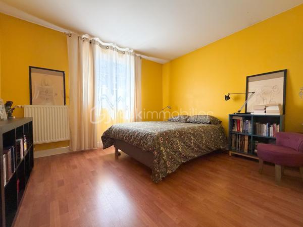 Exclusivité
Au sein du quartier Levitt, belle maison soignée modèle "Chatelet" offrant : 
spacieuse entrée donnant sur une magnifique pièce de vie transformée, avec poêle et offrant 70 m2 de surface (séjour + cuisine équipée ouverte), chambre en rdc avec rangements, salle d'eau, wc, cellier.
Étage : dégagement avec placard donnant accès à 3 jolies chambres avec rangements, salle de bains avec wc, spacieuse suite parentale avec double rangement et donnant accès à une nouvelle salle d'eau avec wc.
Garage motorisé + atelier derrière.
Vaste terrasse carrelée à l’arrière et sur un coté de la maison afin de profiter en fonction de vos envies.
Terrain de 830 m2 parfaitement exposé avec abris de jardin.
Fenêtres PVC double vitrage, volets alu, porte garage changée, tableau et installation électriques refaits, radiateurs changés, fibre optique, ...
Une maison entretenue alliant volume, clarté et confort au quotidien, parfaitement adaptée à une famille avec enfants.