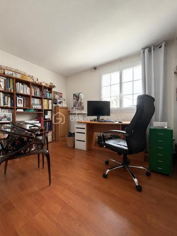 Exclusivité
Au sein du quartier Levitt, belle maison soignée modèle "Chatelet" offrant : 
spacieuse entrée donnant sur une magnifique pièce de vie transformée, avec poêle et offrant 70 m2 de surface (séjour + cuisine équipée ouverte), chambre en rdc avec rangements, salle d'eau, wc, cellier.
Étage : dégagement avec placard donnant accès à 3 jolies chambres avec rangements, salle de bains avec wc, spacieuse suite parentale avec double rangement et donnant accès à une nouvelle salle d'eau avec wc.
Garage motorisé + atelier derrière.
Vaste terrasse carrelée à l’arrière et sur un coté de la maison afin de profiter en fonction de vos envies.
Terrain de 830 m2 parfaitement exposé avec abris de jardin.
Fenêtres PVC double vitrage, volets alu, porte garage changée, tableau et installation électriques refaits, radiateurs changés, fibre optique, ...
Une maison entretenue alliant volume, clarté et confort au quotidien, parfaitement adaptée à une famille avec enfants.