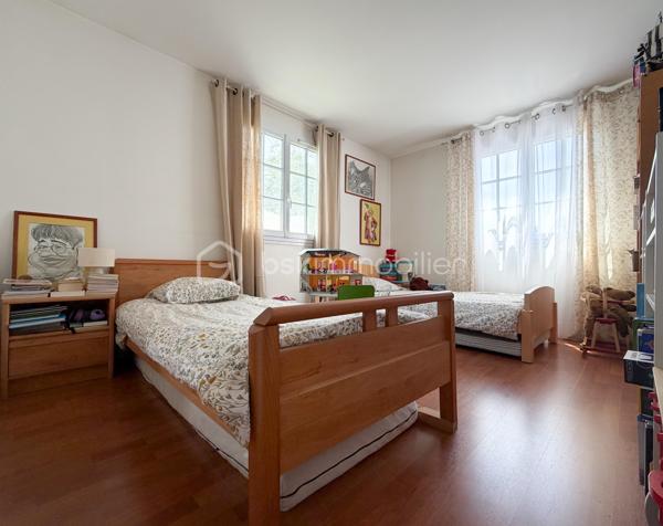 Exclusivité
Au sein du quartier Levitt, belle maison soignée modèle "Chatelet" offrant : 
spacieuse entrée donnant sur une magnifique pièce de vie transformée, avec poêle et offrant 70 m2 de surface (séjour + cuisine équipée ouverte), chambre en rdc avec rangements, salle d'eau, wc, cellier.
Étage : dégagement avec placard donnant accès à 3 jolies chambres avec rangements, salle de bains avec wc, spacieuse suite parentale avec double rangement et donnant accès à une nouvelle salle d'eau avec wc.
Garage motorisé + atelier derrière.
Vaste terrasse carrelée à l’arrière et sur un coté de la maison afin de profiter en fonction de vos envies.
Terrain de 830 m2 parfaitement exposé avec abris de jardin.
Fenêtres PVC double vitrage, volets alu, porte garage changée, tableau et installation électriques refaits, radiateurs changés, fibre optique, ...
Une maison entretenue alliant volume, clarté et confort au quotidien, parfaitement adaptée à une famille avec enfants.