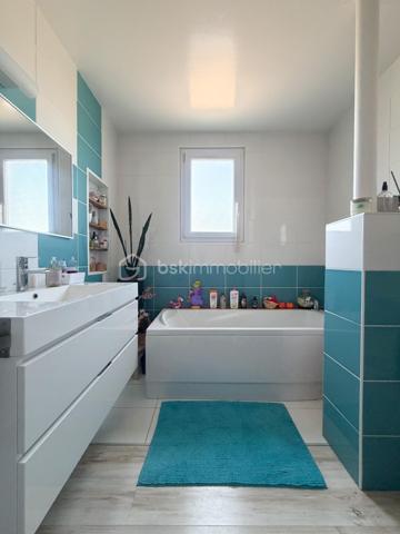 Exclusivité
Au sein du quartier Levitt, belle maison soignée modèle "Chatelet" offrant : 
spacieuse entrée donnant sur une magnifique pièce de vie transformée, avec poêle et offrant 70 m2 de surface (séjour + cuisine équipée ouverte), chambre en rdc avec rangements, salle d'eau, wc, cellier.
Étage : dégagement avec placard donnant accès à 3 jolies chambres avec rangements, salle de bains avec wc, spacieuse suite parentale avec double rangement et donnant accès à une nouvelle salle d'eau avec wc.
Garage motorisé + atelier derrière.
Vaste terrasse carrelée à l’arrière et sur un coté de la maison afin de profiter en fonction de vos envies.
Terrain de 830 m2 parfaitement exposé avec abris de jardin.
Fenêtres PVC double vitrage, volets alu, porte garage changée, tableau et installation électriques refaits, radiateurs changés, fibre optique, ...
Une maison entretenue alliant volume, clarté et confort au quotidien, parfaitement adaptée à une famille avec enfants.