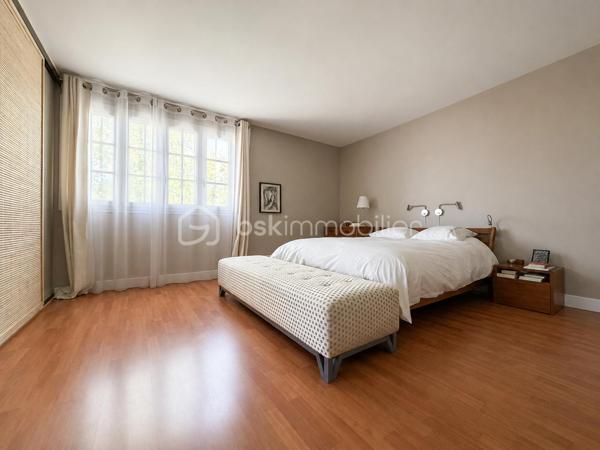 Exclusivité
Au sein du quartier Levitt, belle maison soignée modèle "Chatelet" offrant : 
spacieuse entrée donnant sur une magnifique pièce de vie transformée, avec poêle et offrant 70 m2 de surface (séjour + cuisine équipée ouverte), chambre en rdc avec rangements, salle d'eau, wc, cellier.
Étage : dégagement avec placard donnant accès à 3 jolies chambres avec rangements, salle de bains avec wc, spacieuse suite parentale avec double rangement et donnant accès à une nouvelle salle d'eau avec wc.
Garage motorisé + atelier derrière.
Vaste terrasse carrelée à l’arrière et sur un coté de la maison afin de profiter en fonction de vos envies.
Terrain de 830 m2 parfaitement exposé avec abris de jardin.
Fenêtres PVC double vitrage, volets alu, porte garage changée, tableau et installation électriques refaits, radiateurs changés, fibre optique, ...
Une maison entretenue alliant volume, clarté et confort au quotidien, parfaitement adaptée à une famille avec enfants.
