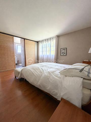 Exclusivité
Au sein du quartier Levitt, belle maison soignée modèle "Chatelet" offrant : 
spacieuse entrée donnant sur une magnifique pièce de vie transformée, avec poêle et offrant 70 m2 de surface (séjour + cuisine équipée ouverte), chambre en rdc avec rangements, salle d'eau, wc, cellier.
Étage : dégagement avec placard donnant accès à 3 jolies chambres avec rangements, salle de bains avec wc, spacieuse suite parentale avec double rangement et donnant accès à une nouvelle salle d'eau avec wc.
Garage motorisé + atelier derrière.
Vaste terrasse carrelée à l’arrière et sur un coté de la maison afin de profiter en fonction de vos envies.
Terrain de 830 m2 parfaitement exposé avec abris de jardin.
Fenêtres PVC double vitrage, volets alu, porte garage changée, tableau et installation électriques refaits, radiateurs changés, fibre optique, ...
Une maison entretenue alliant volume, clarté et confort au quotidien, parfaitement adaptée à une famille avec enfants.
