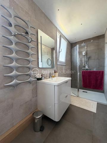 Exclusivité
Au sein du quartier Levitt, belle maison soignée modèle "Chatelet" offrant : 
spacieuse entrée donnant sur une magnifique pièce de vie transformée, avec poêle et offrant 70 m2 de surface (séjour + cuisine équipée ouverte), chambre en rdc avec rangements, salle d'eau, wc, cellier.
Étage : dégagement avec placard donnant accès à 3 jolies chambres avec rangements, salle de bains avec wc, spacieuse suite parentale avec double rangement et donnant accès à une nouvelle salle d'eau avec wc.
Garage motorisé + atelier derrière.
Vaste terrasse carrelée à l’arrière et sur un coté de la maison afin de profiter en fonction de vos envies.
Terrain de 830 m2 parfaitement exposé avec abris de jardin.
Fenêtres PVC double vitrage, volets alu, porte garage changée, tableau et installation électriques refaits, radiateurs changés, fibre optique, ...
Une maison entretenue alliant volume, clarté et confort au quotidien, parfaitement adaptée à une famille avec enfants.