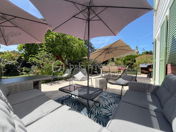 Exclusivité
Au sein du quartier Levitt, belle maison soignée modèle "Chatelet" offrant : 
spacieuse entrée donnant sur une magnifique pièce de vie transformée, avec poêle et offrant 70 m2 de surface (séjour + cuisine équipée ouverte), chambre en rdc avec rangements, salle d'eau, wc, cellier.
Étage : dégagement avec placard donnant accès à 3 jolies chambres avec rangements, salle de bains avec wc, spacieuse suite parentale avec double rangement et donnant accès à une nouvelle salle d'eau avec wc.
Garage motorisé + atelier derrière.
Vaste terrasse carrelée à l’arrière et sur un coté de la maison afin de profiter en fonction de vos envies.
Terrain de 830 m2 parfaitement exposé avec abris de jardin.
Fenêtres PVC double vitrage, volets alu, porte garage changée, tableau et installation électriques refaits, radiateurs changés, fibre optique, ...
Une maison entretenue alliant volume, clarté et confort au quotidien, parfaitement adaptée à une famille avec enfants.