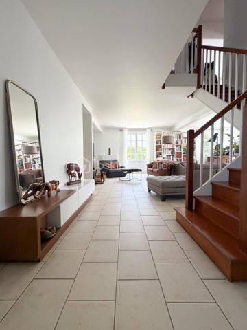 Exclusivité
Au sein du quartier Levitt, belle maison soignée modèle "Chatelet" offrant : 
spacieuse entrée donnant sur une magnifique pièce de vie transformée, avec poêle et offrant 70 m2 de surface (séjour + cuisine équipée ouverte), chambre en rdc avec rangements, salle d'eau, wc, cellier.
Étage : dégagement avec placard donnant accès à 3 jolies chambres avec rangements, salle de bains avec wc, spacieuse suite parentale avec double rangement et donnant accès à une nouvelle salle d'eau avec wc.
Garage motorisé + atelier derrière.
Vaste terrasse carrelée à l’arrière et sur un coté de la maison afin de profiter en fonction de vos envies.
Terrain de 830 m2 parfaitement exposé avec abris de jardin.
Fenêtres PVC double vitrage, volets alu, porte garage changée, tableau et installation électriques refaits, radiateurs changés, fibre optique, ...
Une maison entretenue alliant volume, clarté et confort au quotidien, parfaitement adaptée à une famille avec enfants.