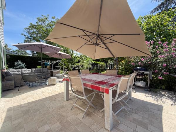 Exclusivité
Au sein du quartier Levitt, belle maison soignée modèle "Chatelet" offrant : 
spacieuse entrée donnant sur une magnifique pièce de vie transformée, avec poêle et offrant 70 m2 de surface (séjour + cuisine équipée ouverte), chambre en rdc avec rangements, salle d'eau, wc, cellier.
Étage : dégagement avec placard donnant accès à 3 jolies chambres avec rangements, salle de bains avec wc, spacieuse suite parentale avec double rangement et donnant accès à une nouvelle salle d'eau avec wc.
Garage motorisé + atelier derrière.
Vaste terrasse carrelée à l’arrière et sur un coté de la maison afin de profiter en fonction de vos envies.
Terrain de 830 m2 parfaitement exposé avec abris de jardin.
Fenêtres PVC double vitrage, volets alu, porte garage changée, tableau et installation électriques refaits, radiateurs changés, fibre optique, ...
Une maison entretenue alliant volume, clarté et confort au quotidien, parfaitement adaptée à une famille avec enfants.