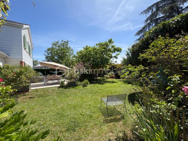 Exclusivité
Au sein du quartier Levitt, belle maison soignée modèle "Chatelet" offrant : 
spacieuse entrée donnant sur une magnifique pièce de vie transformée, avec poêle et offrant 70 m2 de surface (séjour + cuisine équipée ouverte), chambre en rdc avec rangements, salle d'eau, wc, cellier.
Étage : dégagement avec placard donnant accès à 3 jolies chambres avec rangements, salle de bains avec wc, spacieuse suite parentale avec double rangement et donnant accès à une nouvelle salle d'eau avec wc.
Garage motorisé + atelier derrière.
Vaste terrasse carrelée à l’arrière et sur un coté de la maison afin de profiter en fonction de vos envies.
Terrain de 830 m2 parfaitement exposé avec abris de jardin.
Fenêtres PVC double vitrage, volets alu, porte garage changée, tableau et installation électriques refaits, radiateurs changés, fibre optique, ...
Une maison entretenue alliant volume, clarté et confort au quotidien, parfaitement adaptée à une famille avec enfants.