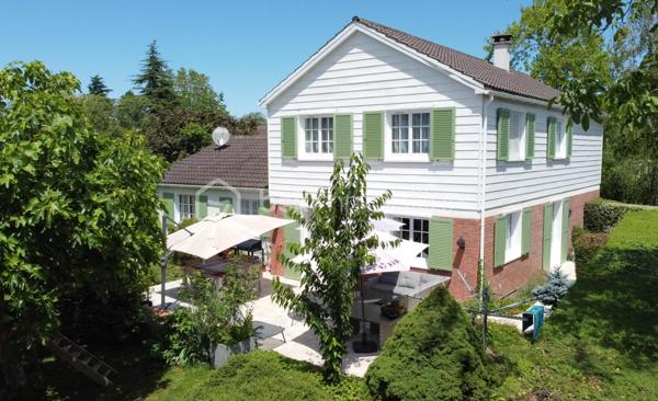 Exclusivité
Au sein du quartier Levitt, belle maison soignée modèle "Chatelet" offrant : 
spacieuse entrée donnant sur une magnifique pièce de vie transformée, avec poêle et offrant 70 m2 de surface (séjour + cuisine équipée ouverte), chambre en rdc avec rangements, salle d'eau, wc, cellier.
Étage : dégagement avec placard donnant accès à 3 jolies chambres avec rangements, salle de bains avec wc, spacieuse suite parentale avec double rangement et donnant accès à une nouvelle salle d'eau avec wc.
Garage motorisé + atelier derrière.
Vaste terrasse carrelée à l’arrière et sur un coté de la maison afin de profiter en fonction de vos envies.
Terrain de 830 m2 parfaitement exposé avec abris de jardin.
Fenêtres PVC double vitrage, volets alu, porte garage changée, tableau et installation électriques refaits, radiateurs changés, fibre optique, ...
Une maison entretenue alliant volume, clarté et confort au quotidien, parfaitement adaptée à une famille avec enfants.