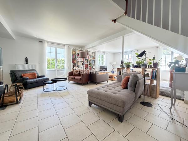 Exclusivité
Au sein du quartier Levitt, belle maison soignée modèle "Chatelet" offrant : 
spacieuse entrée donnant sur une magnifique pièce de vie transformée, avec poêle et offrant 70 m2 de surface (séjour + cuisine équipée ouverte), chambre en rdc avec rangements, salle d'eau, wc, cellier.
Étage : dégagement avec placard donnant accès à 3 jolies chambres avec rangements, salle de bains avec wc, spacieuse suite parentale avec double rangement et donnant accès à une nouvelle salle d'eau avec wc.
Garage motorisé + atelier derrière.
Vaste terrasse carrelée à l’arrière et sur un coté de la maison afin de profiter en fonction de vos envies.
Terrain de 830 m2 parfaitement exposé avec abris de jardin.
Fenêtres PVC double vitrage, volets alu, porte garage changée, tableau et installation électriques refaits, radiateurs changés, fibre optique, ...
Une maison entretenue alliant volume, clarté et confort au quotidien, parfaitement adaptée à une famille avec enfants.