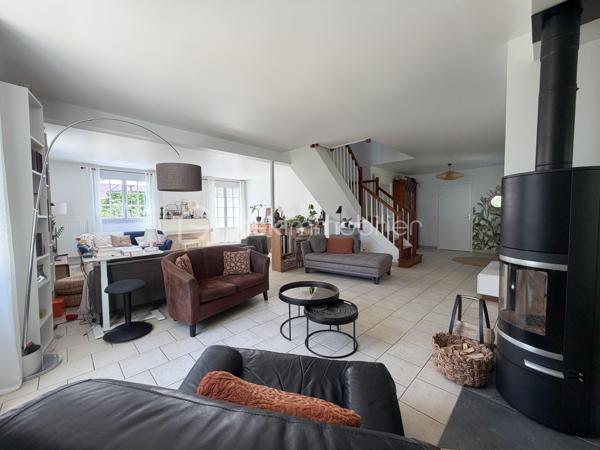 Exclusivité
Au sein du quartier Levitt, belle maison soignée modèle "Chatelet" offrant : 
spacieuse entrée donnant sur une magnifique pièce de vie transformée, avec poêle et offrant 70 m2 de surface (séjour + cuisine équipée ouverte), chambre en rdc avec rangements, salle d'eau, wc, cellier.
Étage : dégagement avec placard donnant accès à 3 jolies chambres avec rangements, salle de bains avec wc, spacieuse suite parentale avec double rangement et donnant accès à une nouvelle salle d'eau avec wc.
Garage motorisé + atelier derrière.
Vaste terrasse carrelée à l’arrière et sur un coté de la maison afin de profiter en fonction de vos envies.
Terrain de 830 m2 parfaitement exposé avec abris de jardin.
Fenêtres PVC double vitrage, volets alu, porte garage changée, tableau et installation électriques refaits, radiateurs changés, fibre optique, ...
Une maison entretenue alliant volume, clarté et confort au quotidien, parfaitement adaptée à une famille avec enfants.