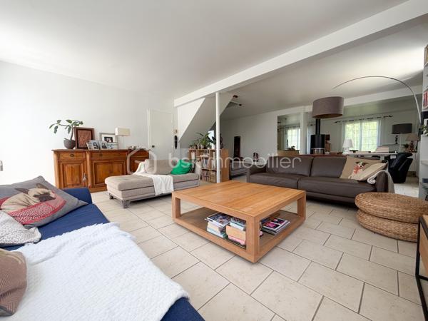 Exclusivité
Au sein du quartier Levitt, belle maison soignée modèle "Chatelet" offrant : 
spacieuse entrée donnant sur une magnifique pièce de vie transformée, avec poêle et offrant 70 m2 de surface (séjour + cuisine équipée ouverte), chambre en rdc avec rangements, salle d'eau, wc, cellier.
Étage : dégagement avec placard donnant accès à 3 jolies chambres avec rangements, salle de bains avec wc, spacieuse suite parentale avec double rangement et donnant accès à une nouvelle salle d'eau avec wc.
Garage motorisé + atelier derrière.
Vaste terrasse carrelée à l’arrière et sur un coté de la maison afin de profiter en fonction de vos envies.
Terrain de 830 m2 parfaitement exposé avec abris de jardin.
Fenêtres PVC double vitrage, volets alu, porte garage changée, tableau et installation électriques refaits, radiateurs changés, fibre optique, ...
Une maison entretenue alliant volume, clarté et confort au quotidien, parfaitement adaptée à une famille avec enfants.